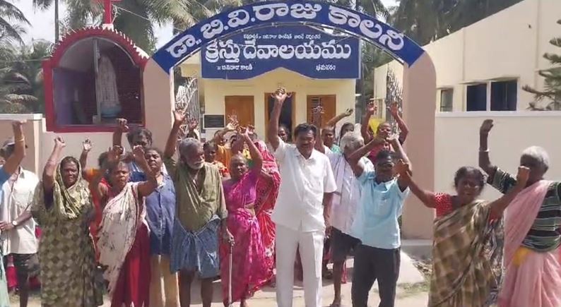 కలెక్టరేట్ తరలింపును నిరశిస్తూ భీమవరంలో ఉధృతమౌతోన్న పోరాటం